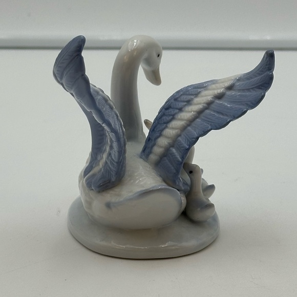 Blue & White Porcelain Swan with Cygnets - Picture 9 of 16